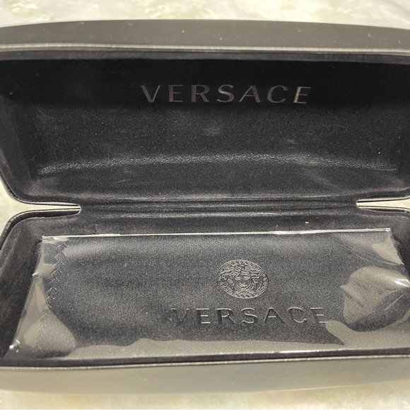 Versace eye glass case - Picture 3 of 3